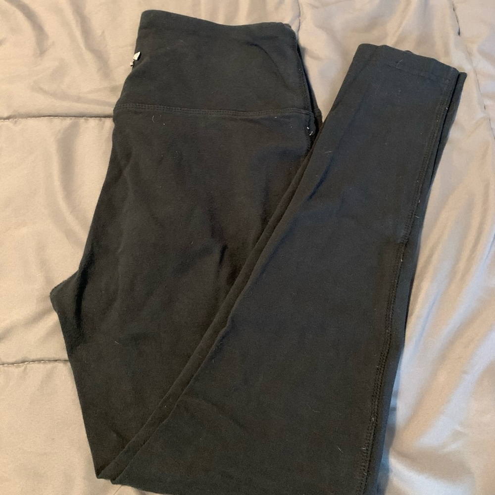 Black high waisted leggings.